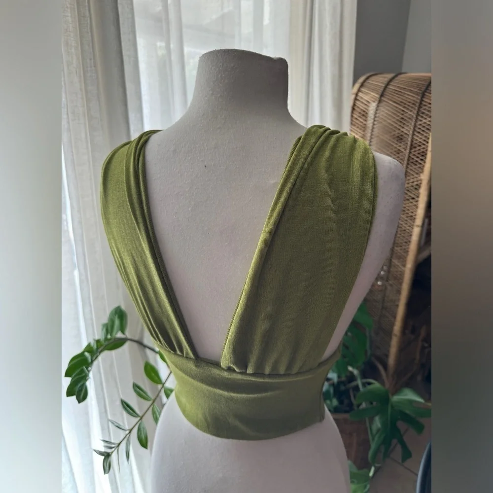 Green v neck crop vacation top - Picture 4 of 4